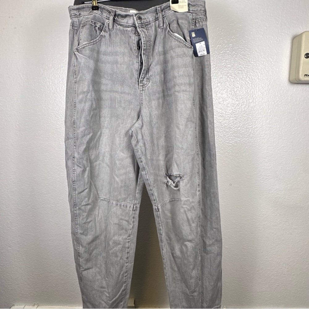 Universal Thread Light Gray Distressed High-Waist Jeans
